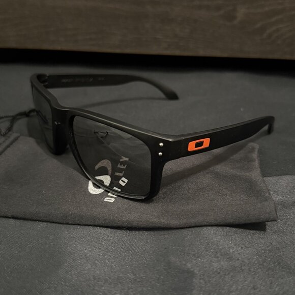 Oakley Holbrook Mens Sunglasses 9102 Silver Reflective Lenses - Picture 2 of 6